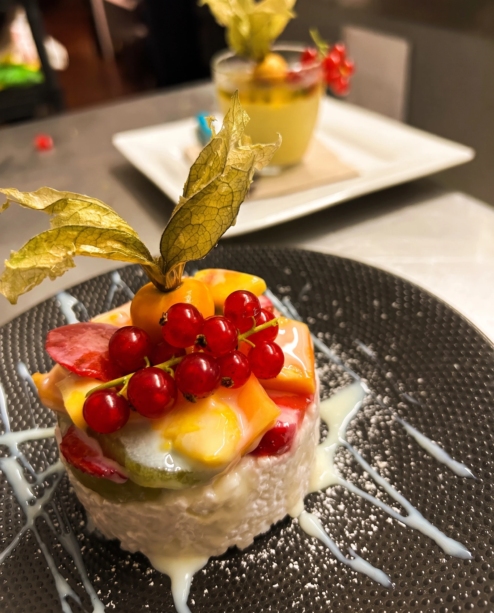 Dessert maison : riz au lait de coco, mangue, papaye, fraise et kiwi, groseilles et physalis — restaurant 2 Mondes