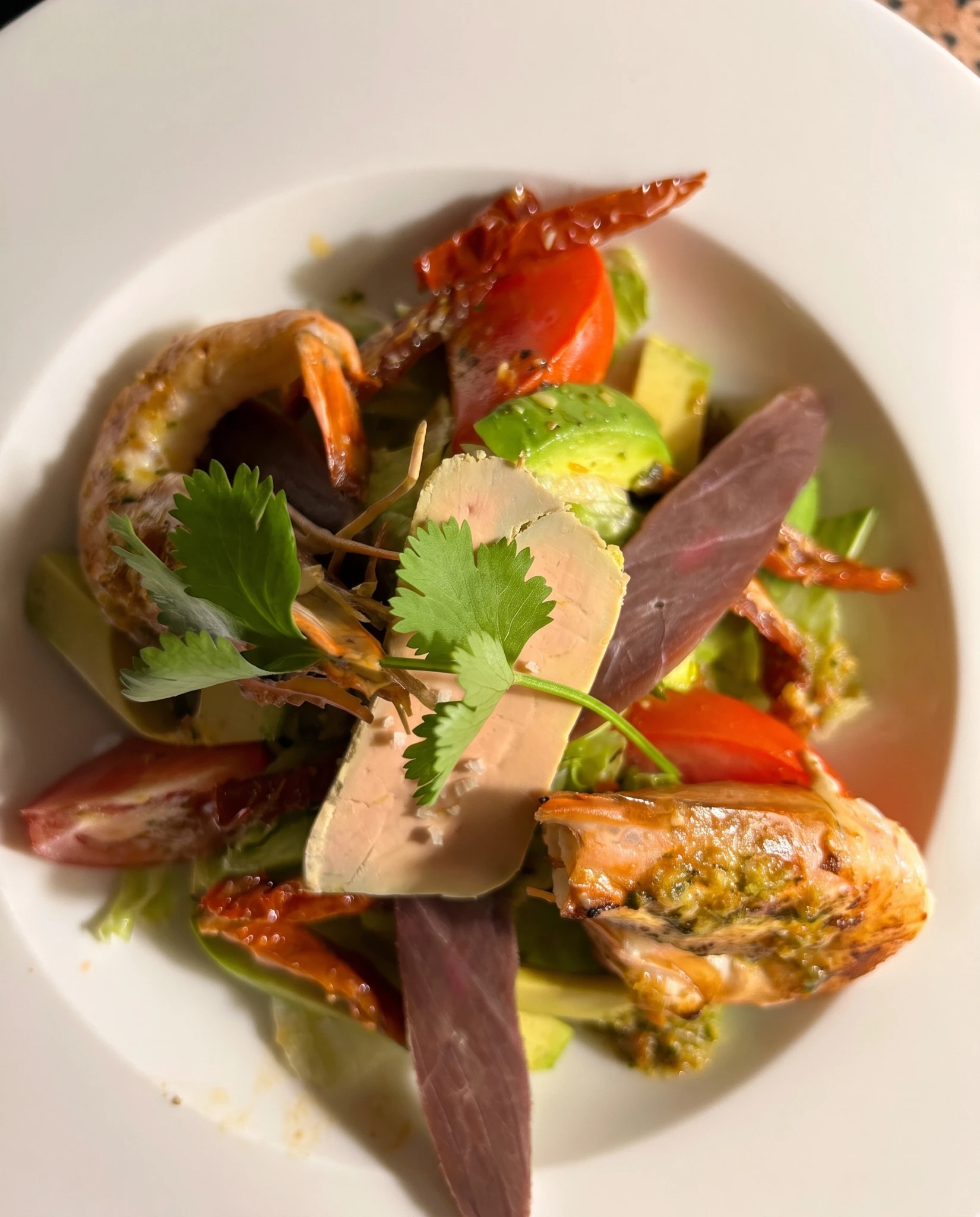 Salade gourmande au foie gras, magret fumé, gambas grillées, avocat, tomates et coriandre fraîche
